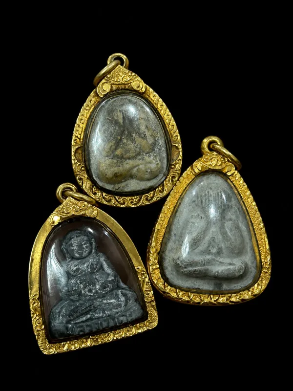 พระเนื้อเงินเลี่ยมกรอบทอง