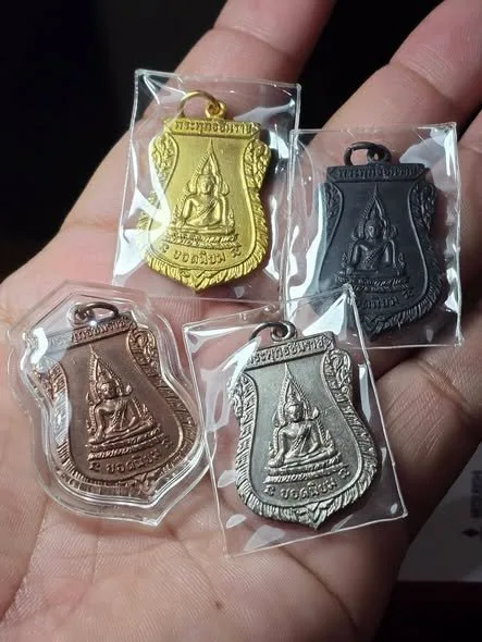 พระเลี่ยมกรอบทองสามองค์